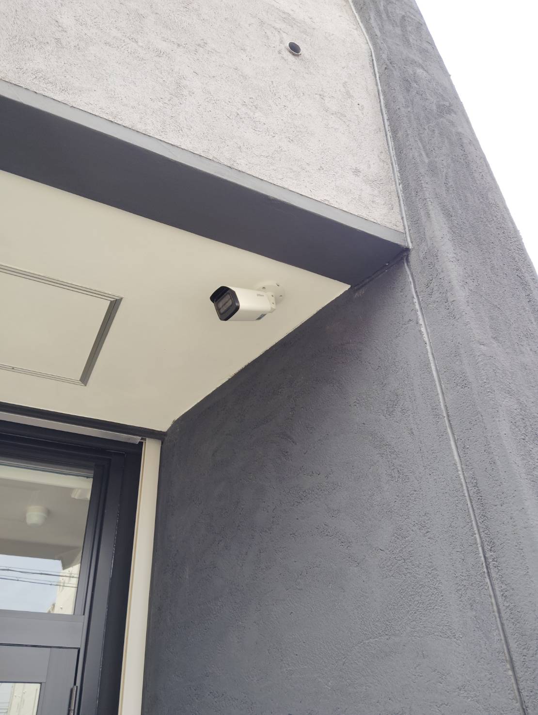 【事例②】和歌山県和歌山市 オフィスの防犯カメラ設置事例