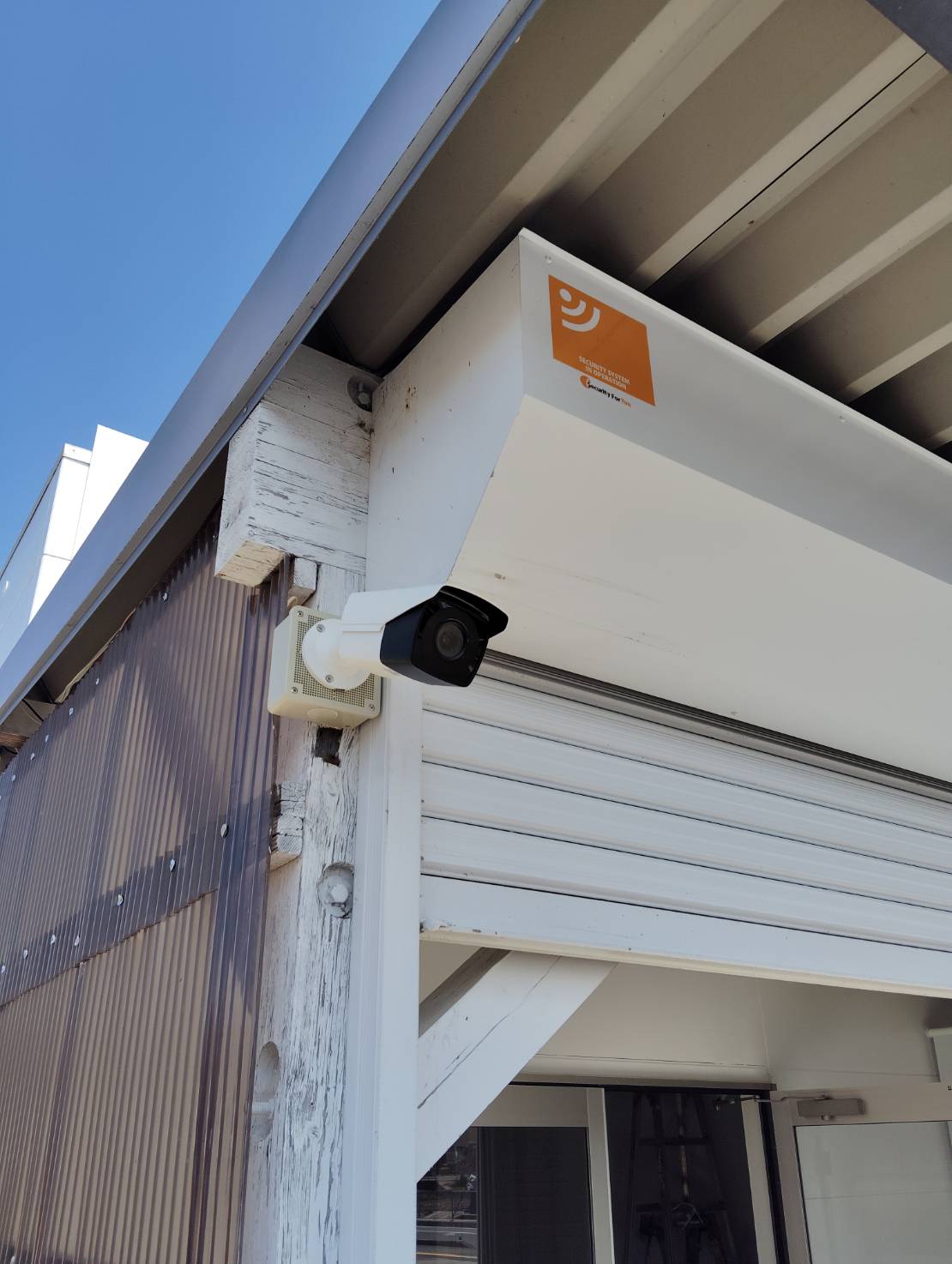 【事例①】和歌山県岩出市 複合テナントビルの防犯カメラ設置